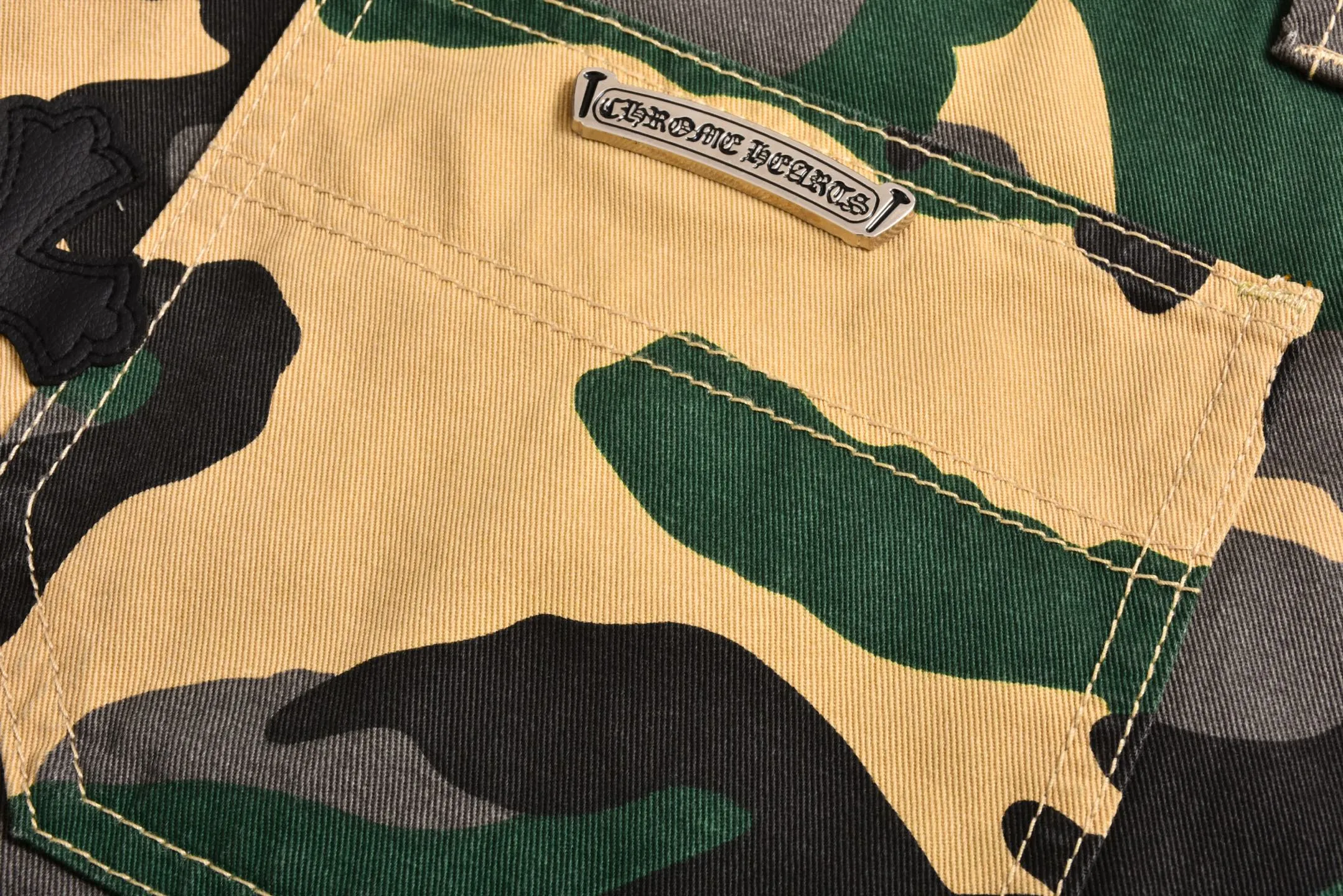 🅿️560 [Exclusive supply] CH Crouching leather camouflage shorts (green) Purchased and developed by a Los Angeles agent for US$2,980. This style is made of customized military canvas fabric, restored 1:1 according to the original model, and printed with camouflage patterns. The customization period for the hem sex pattern stamp is 20 days, the minimum order is 1800 pieces, and the color plate is matched. The hardware buckles are all made of electroplated 925 silver material, the weight is perfectly restored, and they are aged and oxidized to black. Size:S-M-L-XL